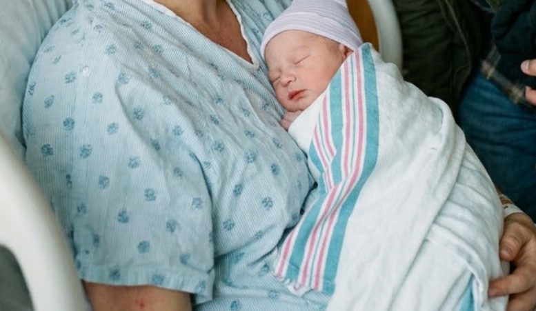 IK HIELD EINDELIJK ONZE PASGEBOREN ZOON IN MIJN ARMEN NA 14 UITPUTTENDE UREN VAN DE BEVALLING – MAAR OP HET MOMENT DAT MIJN MAN DICHT NAAR ME TOE BOOG EN EEN ONVERWACHT VERZOEK IN MIJN OOR FLUISTERDE, WERD ALLES IN MIJ IJZIG KOUD.