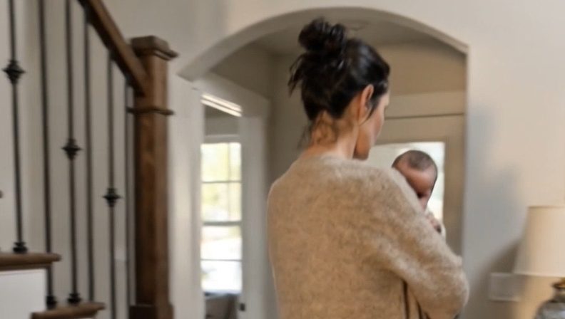 Ik kocht een huis voor mijn pasgeboren dochter — toen kwam mijn familie met koffers en eiste de grootste slaapkamer op