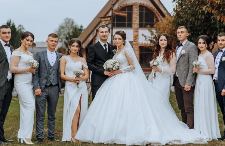 Ik trouwde met een serveerster om mijn erfenis te behouden — maar op onze huwelijksnacht onthulde ze een geheim dat mijn hele familie veranderde