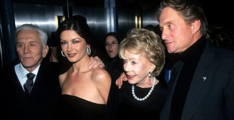 Het onverwachte geschenk aan Catherine Zeta-Jones uit het testament van Kirk Douglas onthuld – en het is gemaakt door een beroemde kunstenaar