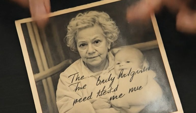 Een vrouw bespotte mijn 83-jarige moeder bij de kassa — toen vergrendelde de caissière haar kassa