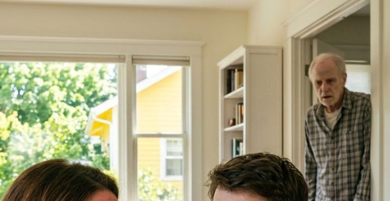 Ik kreeg op mijn zeventiende een baby — Mijn ouders namen hem van me af, en 21 jaar later leek mijn nieuwe buurman precies op hem