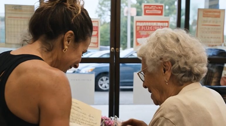 Een vrouw bespotte mijn 83-jarige moeder bij de kassa — toen vergrendelde de caissière haar kassa
