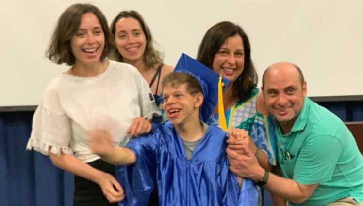 „Op mijn 40e was ik gescheiden, alleen en kinderloos. Ik wilde niet langer wachten! Toen mijn adoptieprocedure mislukte, werd ik verliefd. Mijn leven veranderde in één nacht.”: Een vrouw neemt haar gehandicapte stiefzoon in huis na de plotselinge dood van zijn moeder