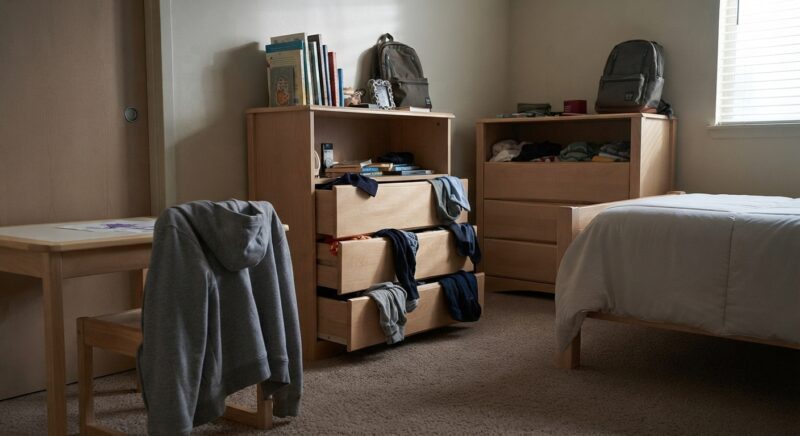 We adopteerden een tienerjongen en zijn kleine zusje nadat andere gezinnen hen hadden afgewezen – Een maand later belde hun voormalige pleegmoeder en vroeg: „Hebben ze jullie nog steeds niet verteld waarom ze juist jullie kozen?”