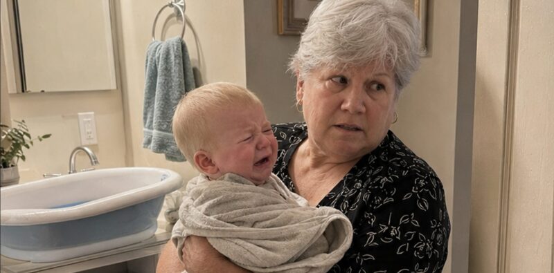 Mijn schoonmoeder hield vol dat mijn baby altijd huilde tijdens het baden omdat „dat normaal was”. Maar op een dag zag ik rode puntjes op zijn lichaam en besefte ik dat ze een angstaanjagend geheim voor me verborgen hield…
