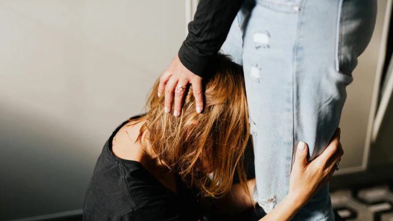 Ik dacht dat ik in de meest liefdevolle familie was getrouwd – totdat een onvoorstelbaar aanbod alles veranderde. Wat begon als een vrijgevig gebaar van mijn schoonmoeder, werd de grootste strijd van ons leven.
