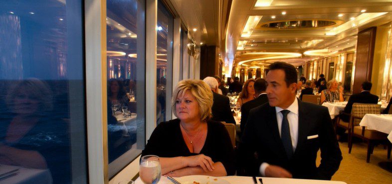 Ik maakte een cruise om het plotselinge verzoek van mijn man om te scheiden te vergeten — Toen liet een vreemde me een foto zien die alles veranderde