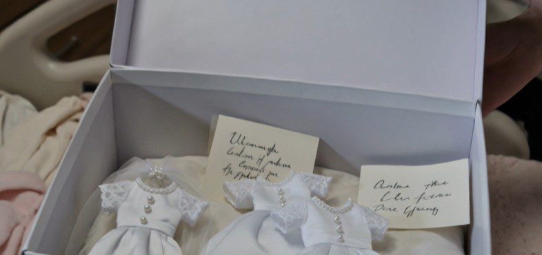 Een vrouw beviel van een drieling — De volgende ochtend arriveerden drie piepkleine trouwjurken en hun overgrootmoeder viel flauw