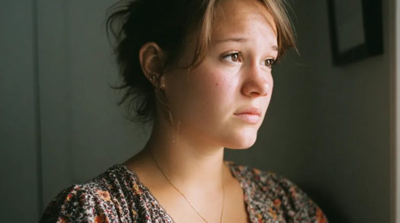 Mijn stiefmoeder gaf me 36 uur om het huis van mijn vader te verlaten, vlak na zijn begrafenis — karma gaf haar het cadeau dat ze verdiende.