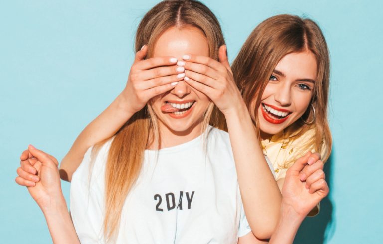 Mijn 13-jarige dochter bleef bij haar beste vriendin logeren — totdat de moeder van haar vriendin me een bericht stuurde: ‘Jordan is al weken niet meer hier geweest.’
