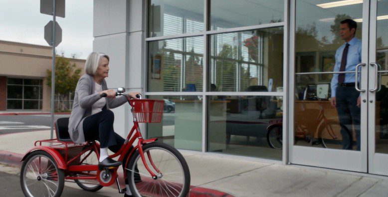Mijn zoon verkocht mijn Buick voor 4.200 dollar op mijn 76e verjaardag — dus kocht ik een rode driewieler en fietste ik rechtstreeks naar zijn kantoor