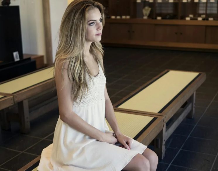 Vijf jaar na de ‘dood’ van haar dochter had Miriam geleerd om met de pijn en het verlies te leven. Ze had gerouwd om Pamela en haar man, afscheid genomen van de twee mensen van wie ze het meest hield en geloofde dat niets het verleden nog kon veranderen. Tot de dag waarop ze op vakantie naar de Bahama’s ging.