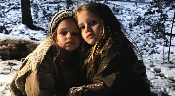 Het was Kerstmis toen mijn vrouw tijdens de bevalling stierf – tien jaar later stond er een vreemde man voor mijn deur met een wanhopige eis