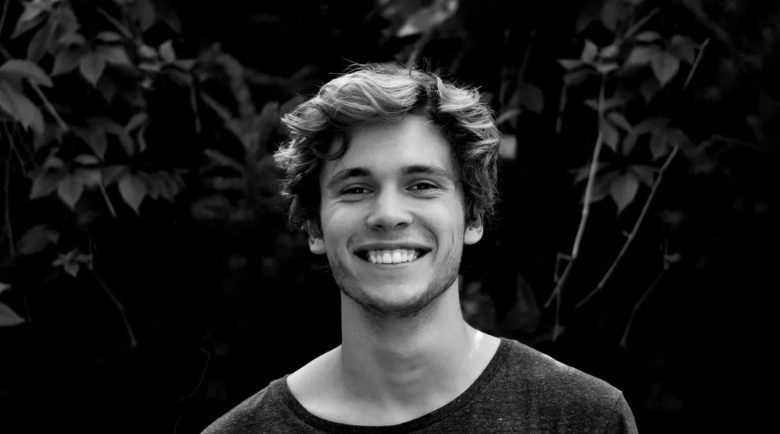 Mijn stiefmoeder gaf me 36 uur om het huis van mijn vader te verlaten, vlak na zijn begrafenis — karma gaf haar het cadeau dat ze verdiende.