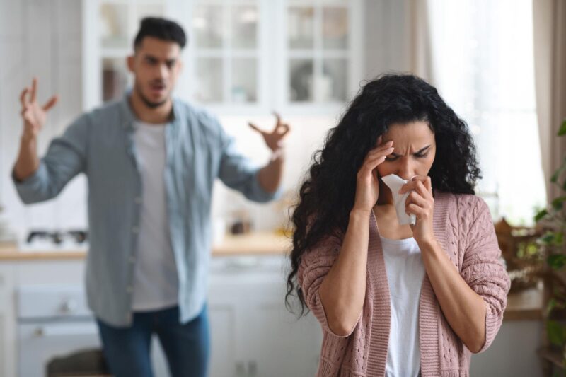 Een vrouw gaf ‘slechts’ 400 dollar aan het huwelijksreisfonds van haar zus, waarna haar zus het contact verbrak — maar haar laatste cadeau liet haar sprakeloos achter