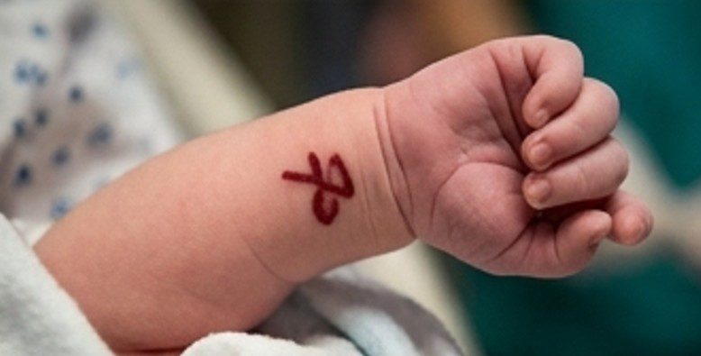 Mijn schoonmoeder werd lijkbleek toen ze onze pasgeboren baby zag – daarna wees ze naar een klein vlekje op haar armpje